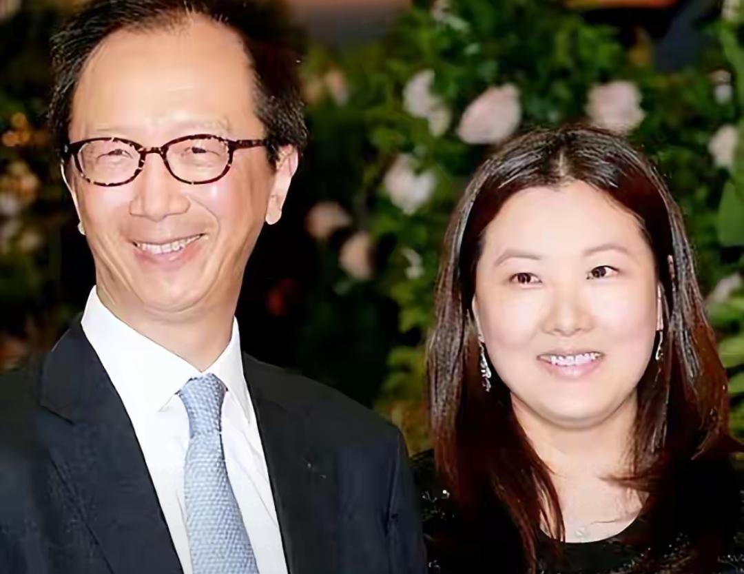 恩爱24年敌不过现实，73岁梁锦松衰老憔悴，47岁伏明霞仍貌美如花娱乐 明星