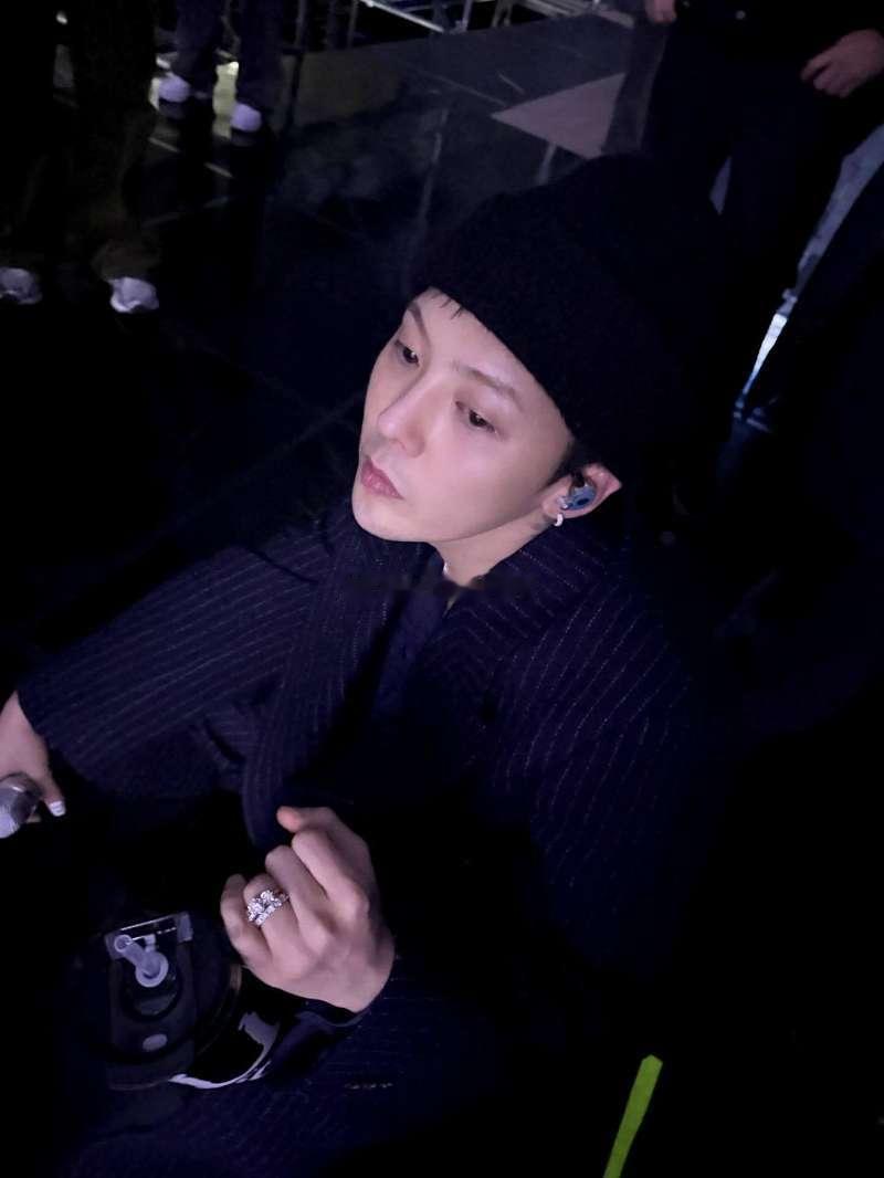 才一天没见权志龙，像过了一年