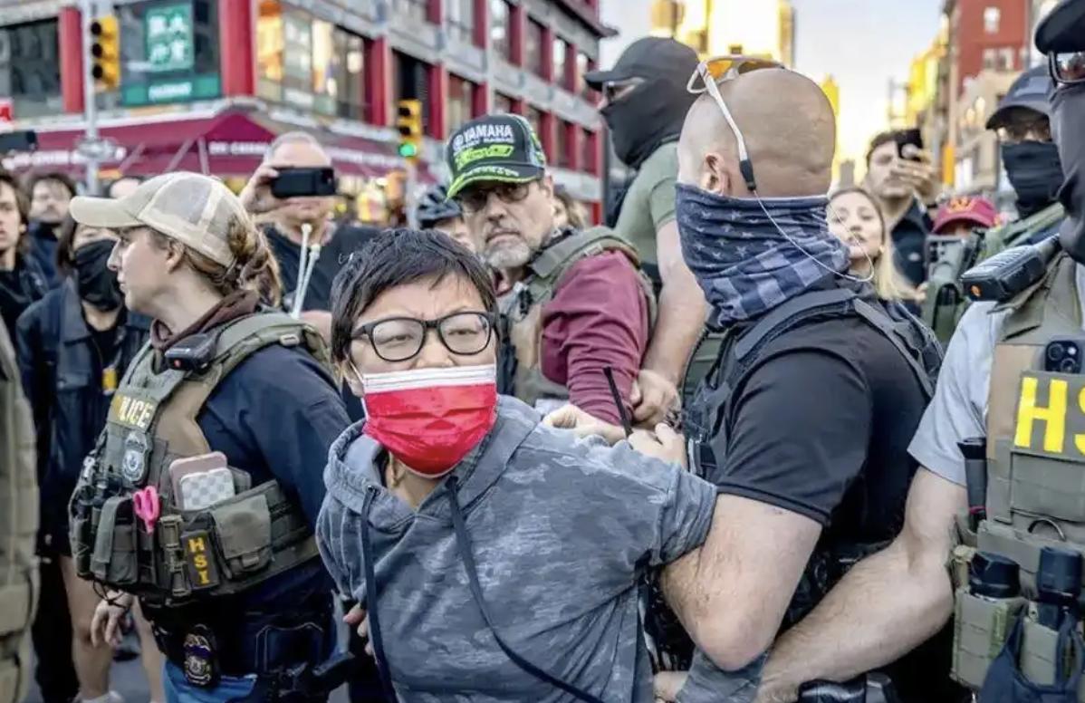 事发纽约唐人街，美国的ICE，突然闯入唐人街，逮捕唐人街里的小商小贩。

理由是
