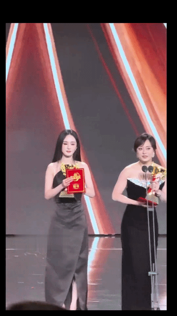 很难信孙俪只比杨幂大了四岁！杨幂在孙俪旁边摇头晃脑，可可爱爱，孙俪则大方优雅的发