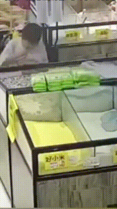 几十种杂粮被孩子全部搅混，超市损失谁来买单？
 河南周口一家超市遇上一件糟心事。