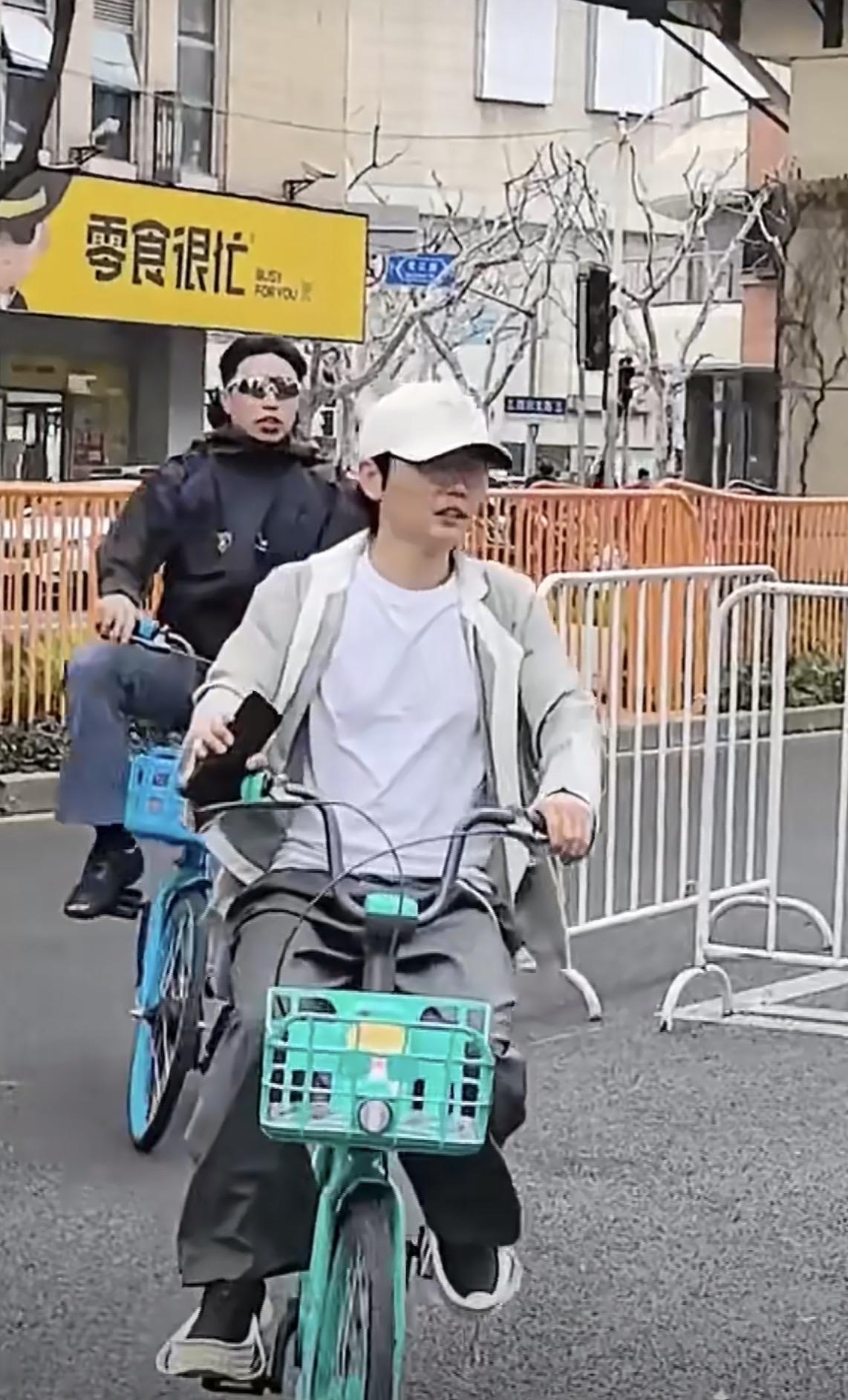 烧饼：孟哥，你这骑车技术真不赖，一路上还有粉丝远程导航，比高德地图都贴心。

孟