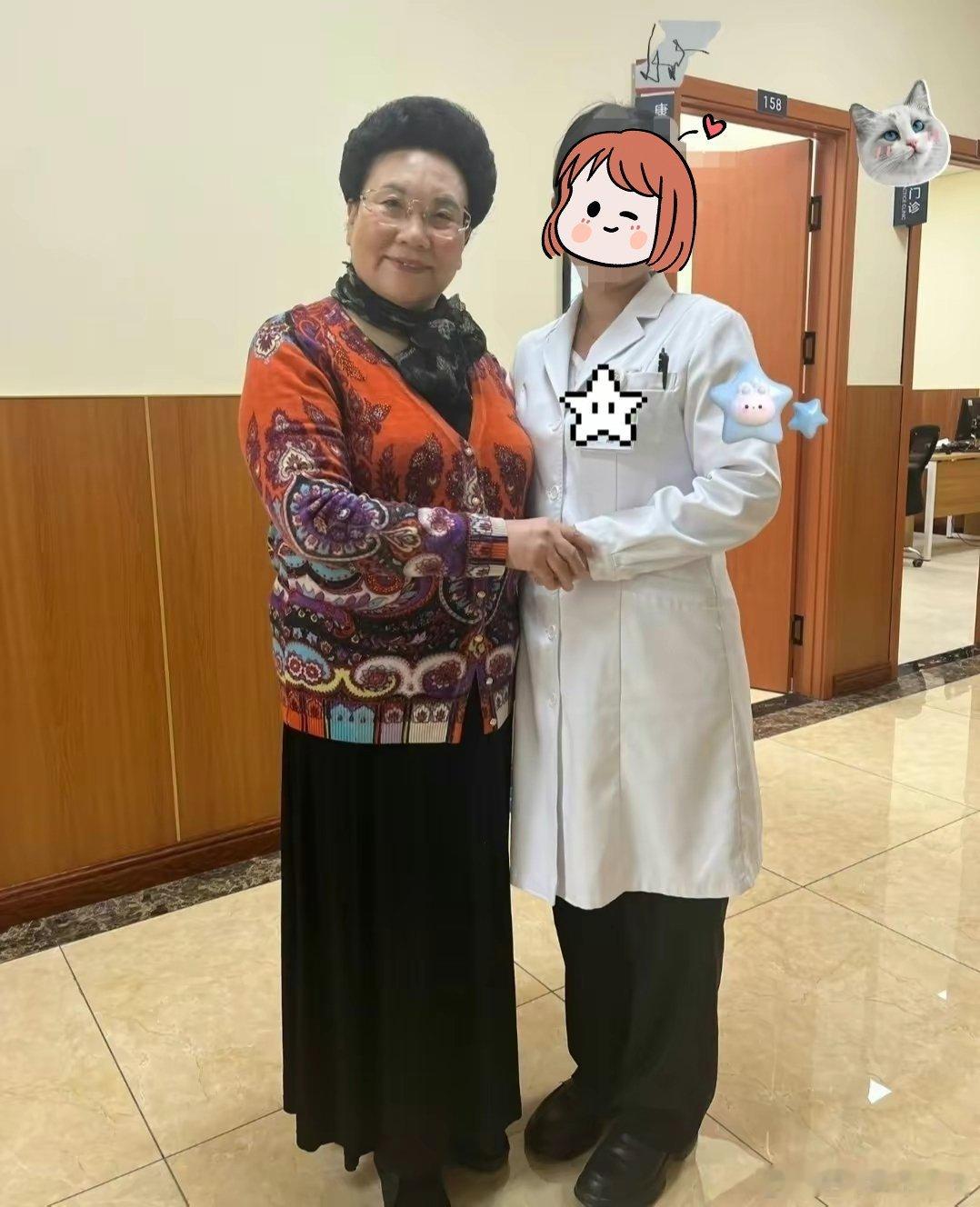#秦昊陪妈妈体检# 秦昊陪妈妈体检被偶遇，网友忽视他只想和他妈妈合影，不愧是内娱