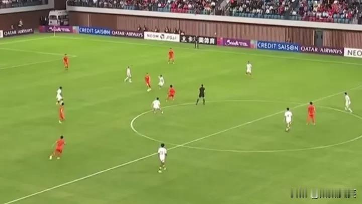 U20亚洲杯，
中国队三分钟连进两球，
第一球是前场拼抢出来的机会；
第二球从后