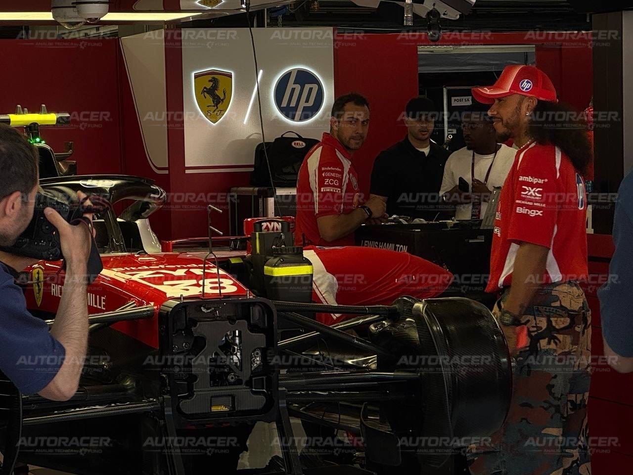 F12026F1巴塞罗那大奖赛 汉密尔顿在检查勒克莱尔那边的刹车，FIA在检查法