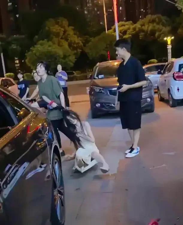 现场冲突里这位原配可谓步步占优，一出手就打乱了对方节奏。先是扯坏对方的吊带裙，对
