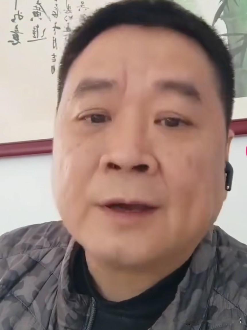 他就是黄子杰的父亲，网友都亲切称呼他黄爸爸，广东佛山人。
深知体育这条路充满辛苦
