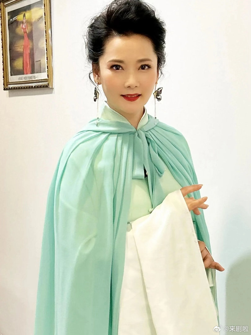 何赛飞首创嗲凶型监制无限超越班 谁懂啊！何赛飞这反差感太绝了！说要温柔细腻，结果