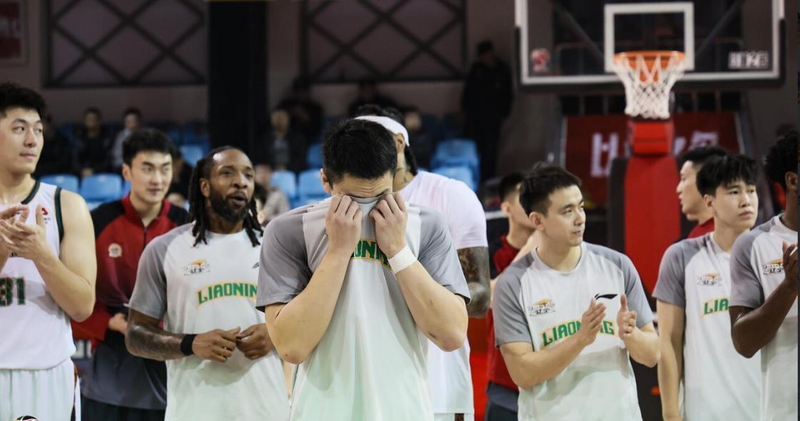 吉林队和球迷在主场给姜宇星准备的这个致敬仪式还是很暖心的，姜宇星留下了感动的眼泪