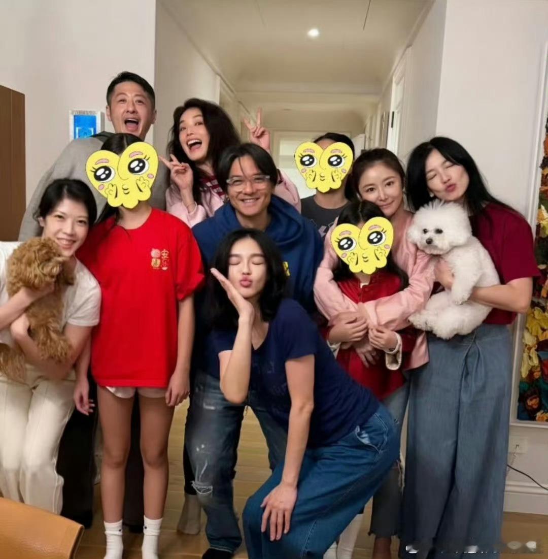 林心如舒淇林熙蕾三家过年聚会林心如女儿小海豚9岁身高50岁的林心如穿着一件粉色唐