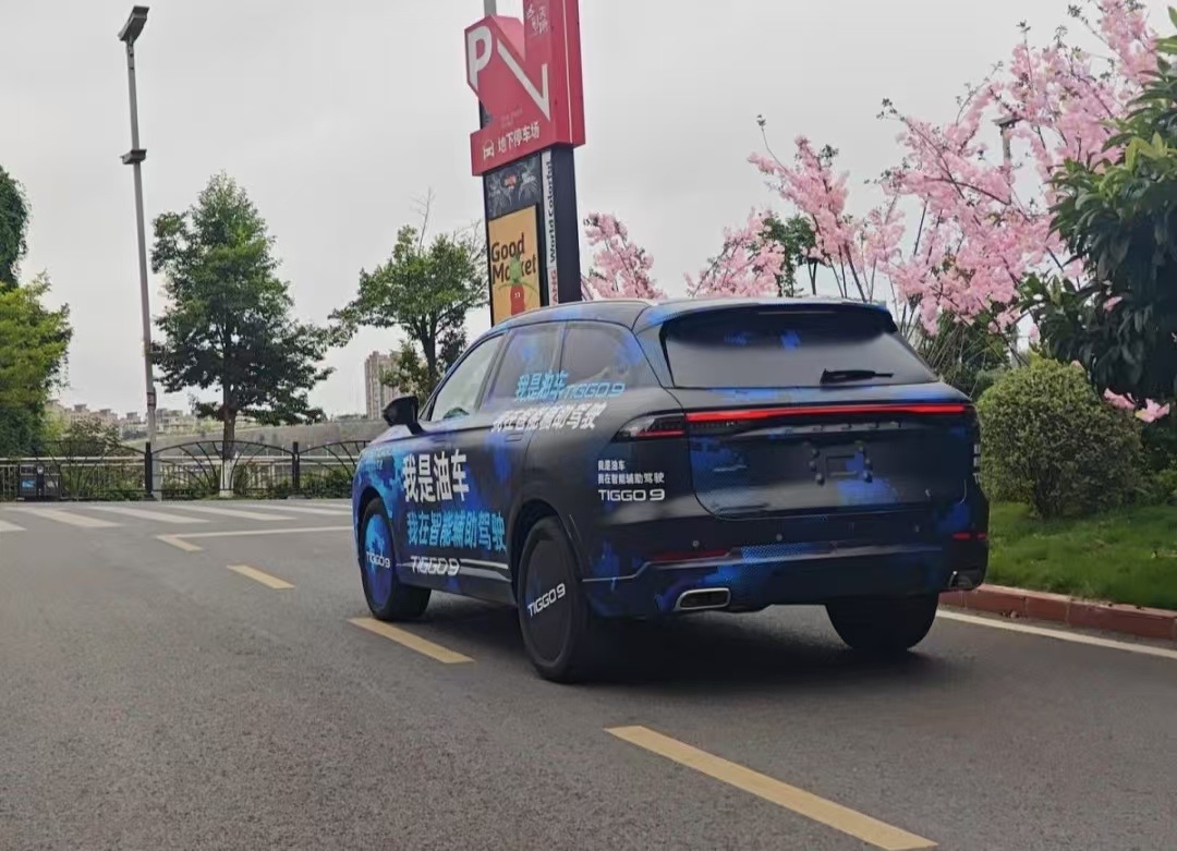 谁懂啊！油车智驾辅助显眼包 今天在贵州山路偶遇奇瑞测试车，本以为燃油车走这种复杂