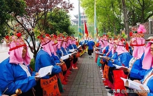 晒出你的本地生活在虞山山顶上，三月三，上祖师山，老人们比较虔诚，念经。戴佛帽。在