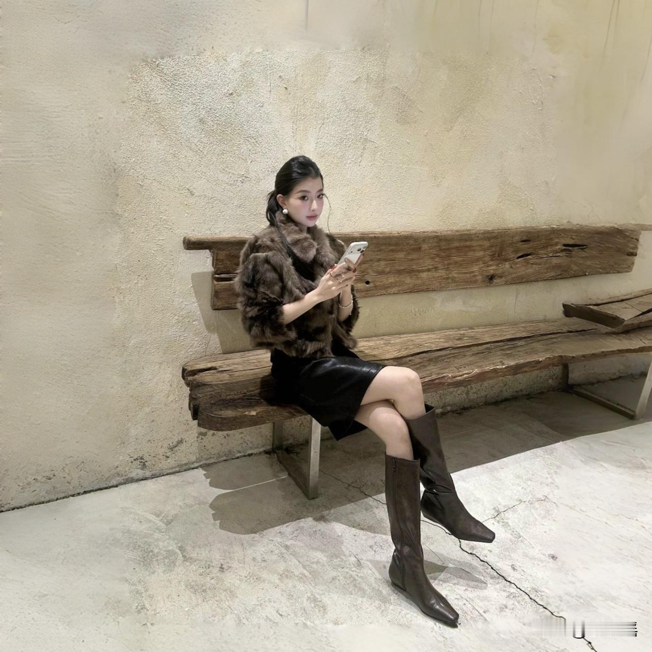 分享秋冬穿搭 包臀裙配皮靴，简直不要不要的。半身裙配什么鞋 时尚包臀裙穿搭 女款