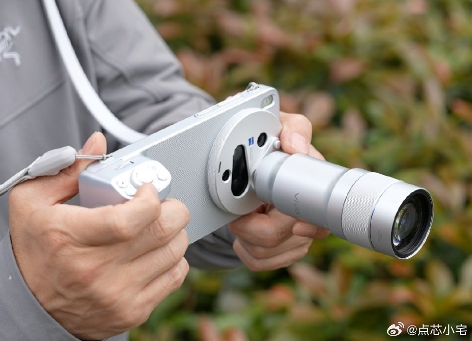 极其反感这种把外设能力当做主要宣传点的营销方式，本来价格就有点变态，大增距镜套装