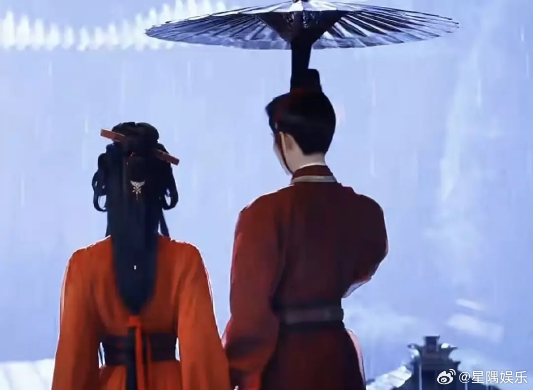 翘楚男主周翊然光顾着自己美了 伞都不给女主打一下 陈都灵搭上这男主也是工伤 