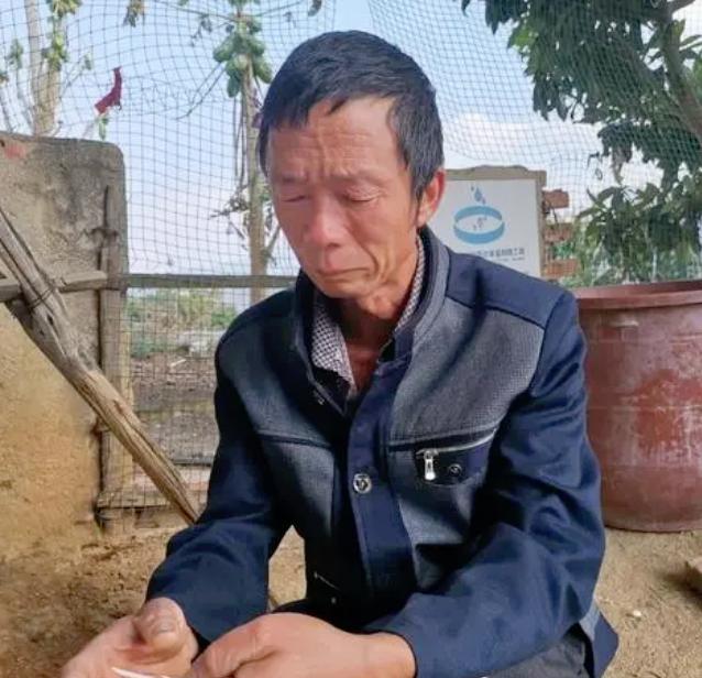 太悲哀！四川攀枝花一男子为了农产品能卖出去，自己攒钱7万帮村里修路，谁料，刚完工