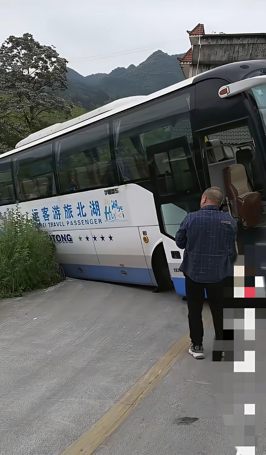 这个司机肯定是个新手，小回转卡在这，大回转就没问题了，没有那两下子就别上道。 