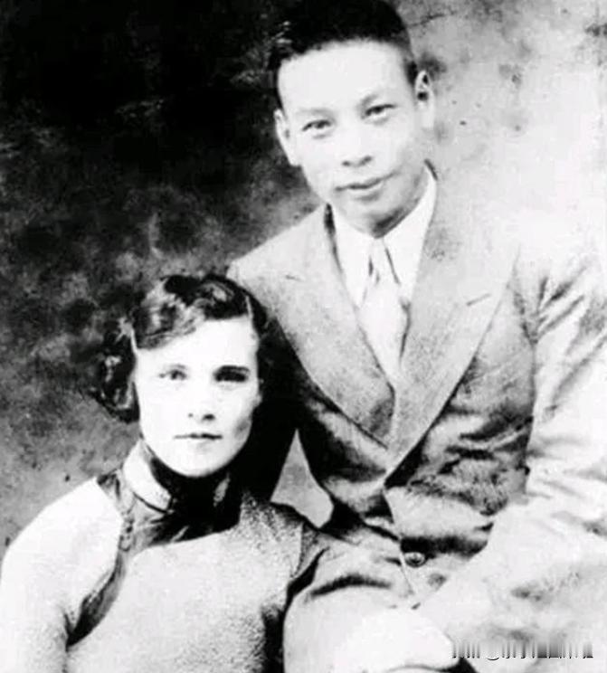 1939 年，蒋经国的妻子蒋方良正在屋内行走。突然，她脱光了自己的衣服，歇斯底里