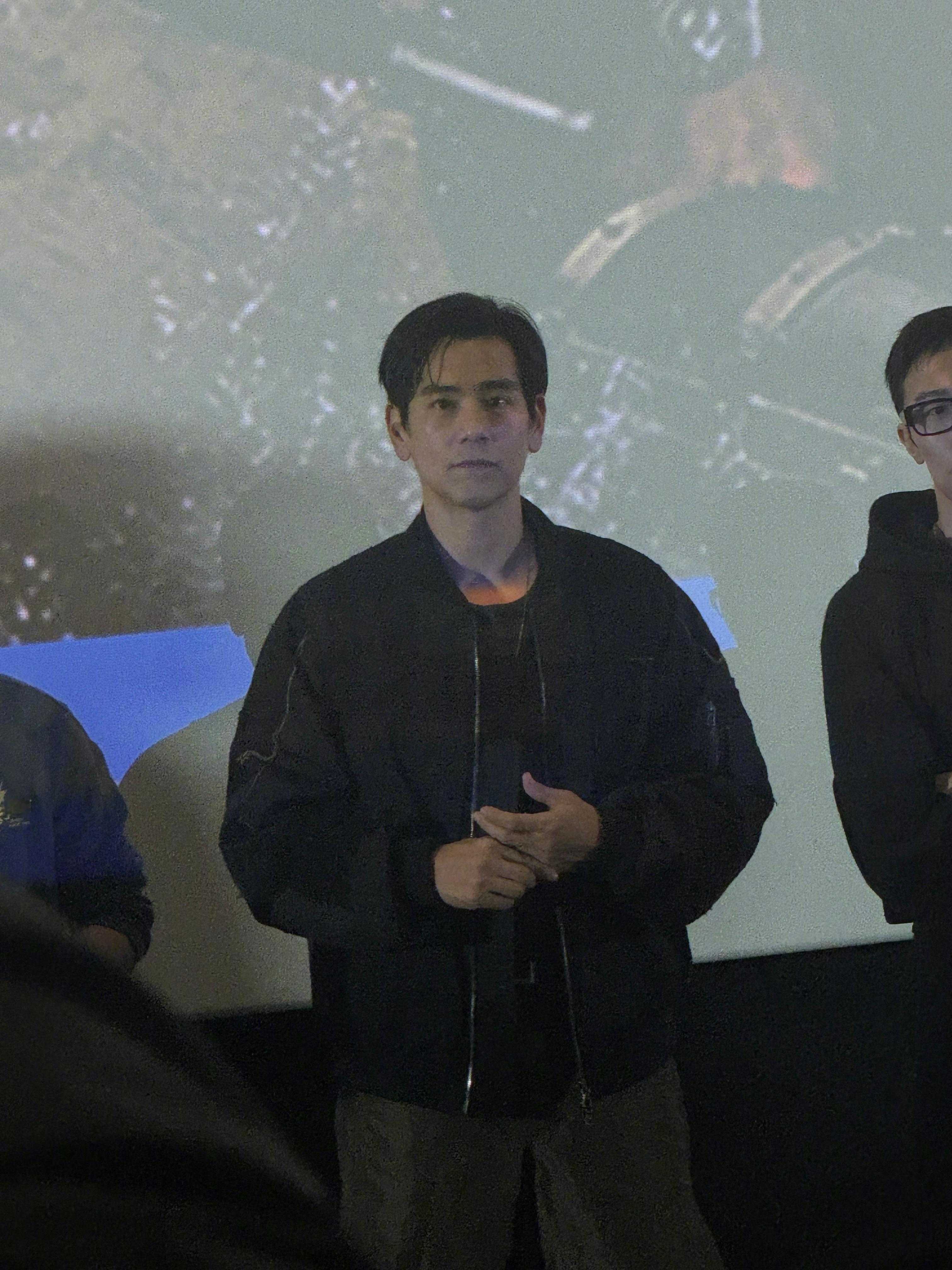 爆水管(2025) 我的评分：如果你看不懂这疯狂的世界，或许就很容易看懂这部精神