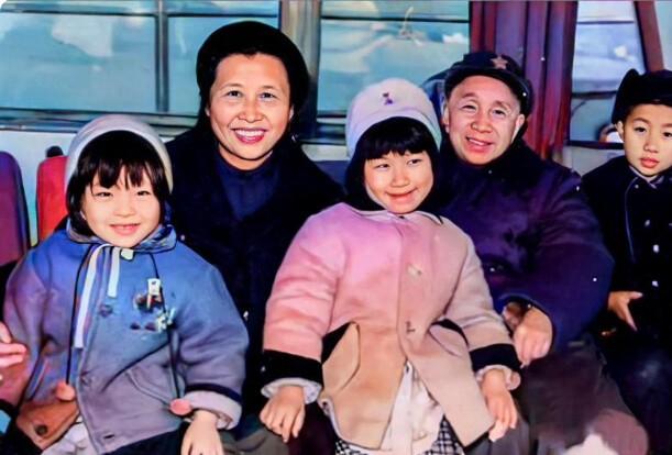 这张温馨全家福=粟裕将军与夫人楚青陪伴三个孙辈的幸福时光。戎这张温馨全家福=粟裕