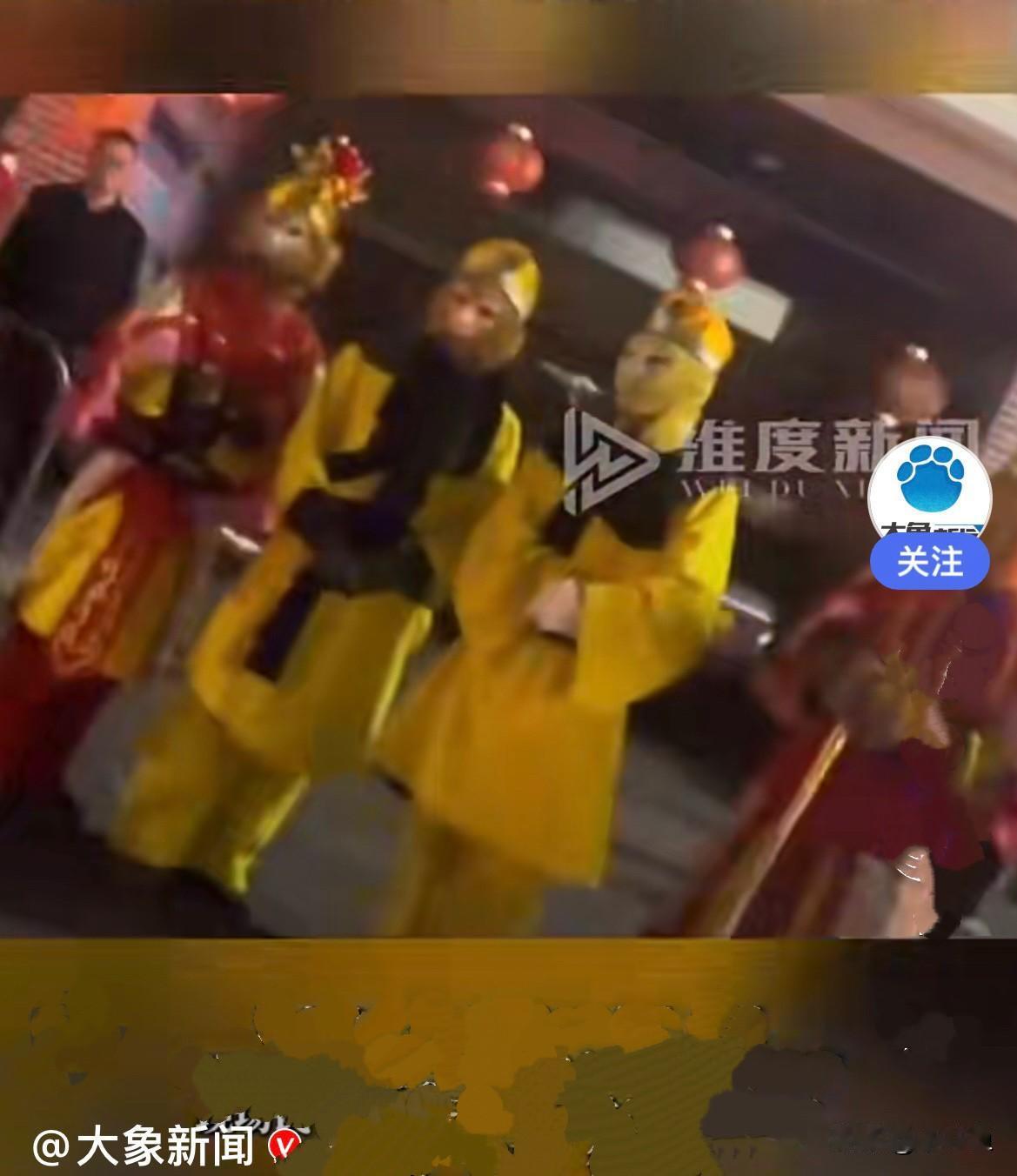 近日，广东汕尾一民俗活动现场，有多个由人扮演的“猴哥”，“猴哥”看到有家长带着小