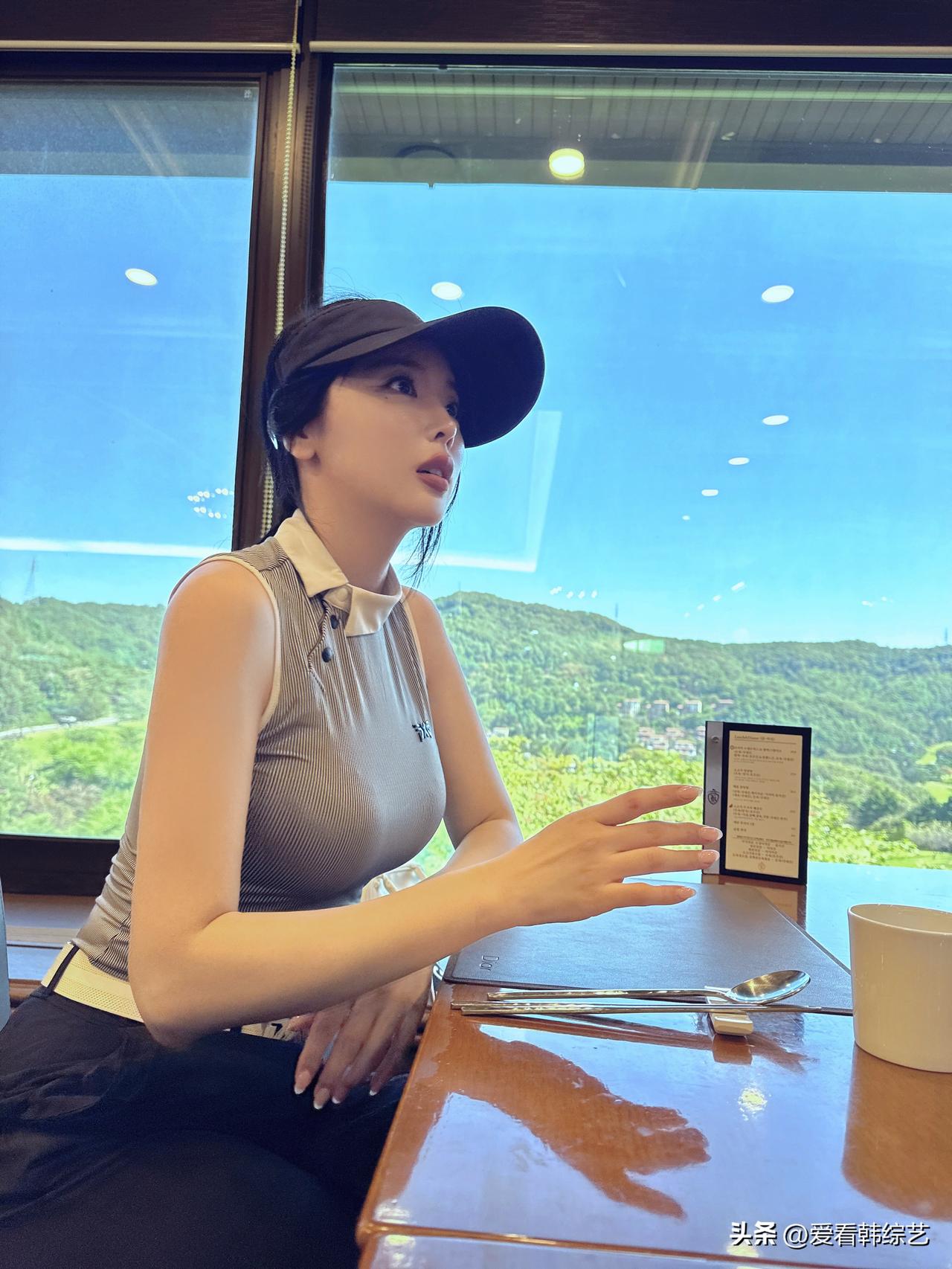近日，歌手洪真英在Instagram上传了多张照片，并配文“早上有点冷，所以我穿
