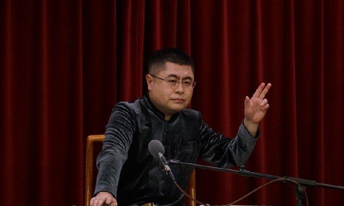 今日宣南书馆第978场评书演出。“高升店里会双枪，书生赶考赴汴梁。两部长书接演绎