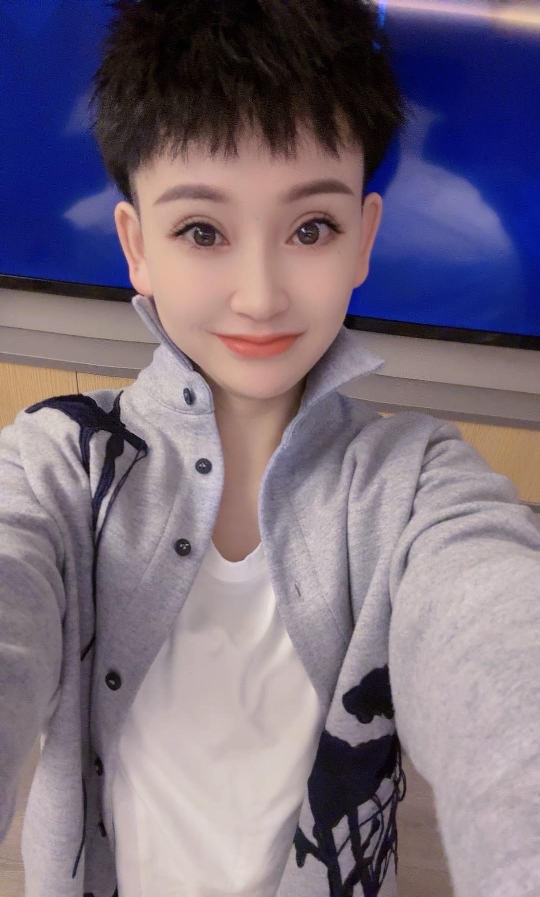 “经纪人姐夫迟到引现场发飙，亲姐护夫致亲情决裂：家人是否该一同‘搞事业’？”
近