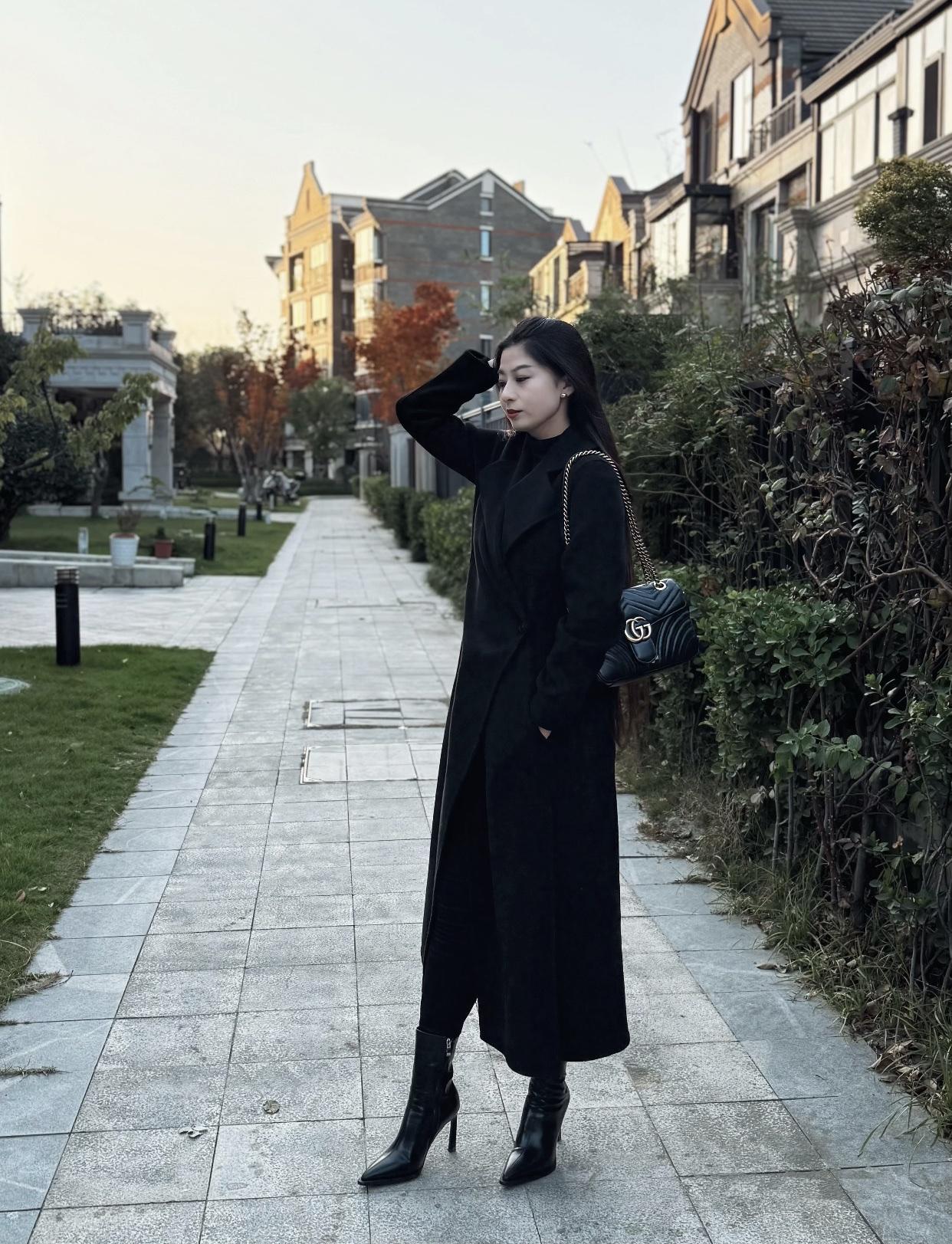 女人如何穿出含蓄的性感?优雅冬日穿搭，黑色大衣搭配高跟靴，尽显时尚气质。