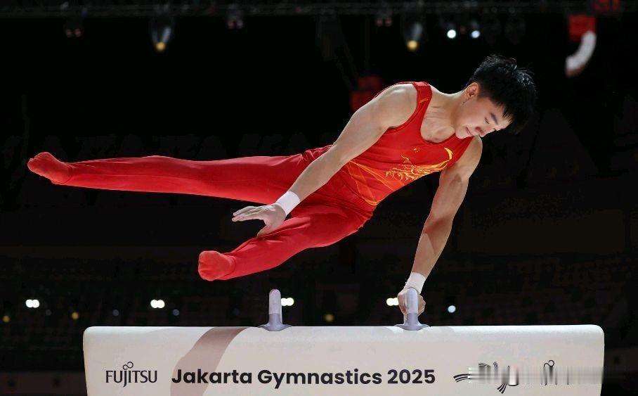 第一块金牌！中国体操时隔七年再登顶。北京时间10月24日，印尼雅加达体操世锦赛赛