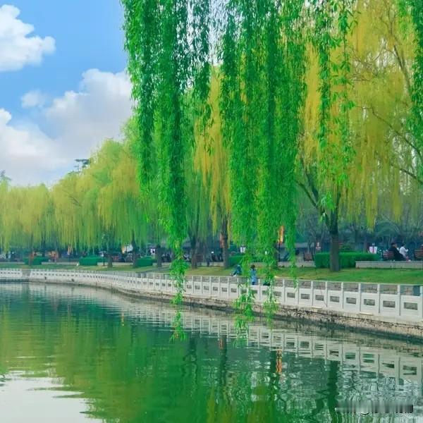 上联：长堤杨柳绿，
下联：小院杏花香。
上联：平平平仄仄，
下联：仄仄仄平平。