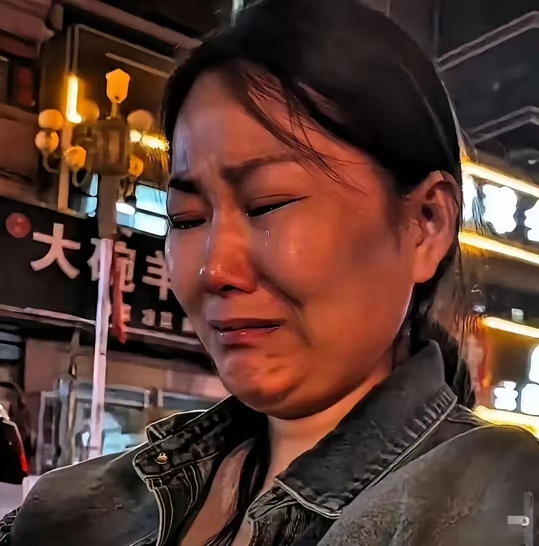 深夜街头一碗7块钱炒面，顾客竟直接扫码付了60000块，

轮椅上的妈妈当场吓懵