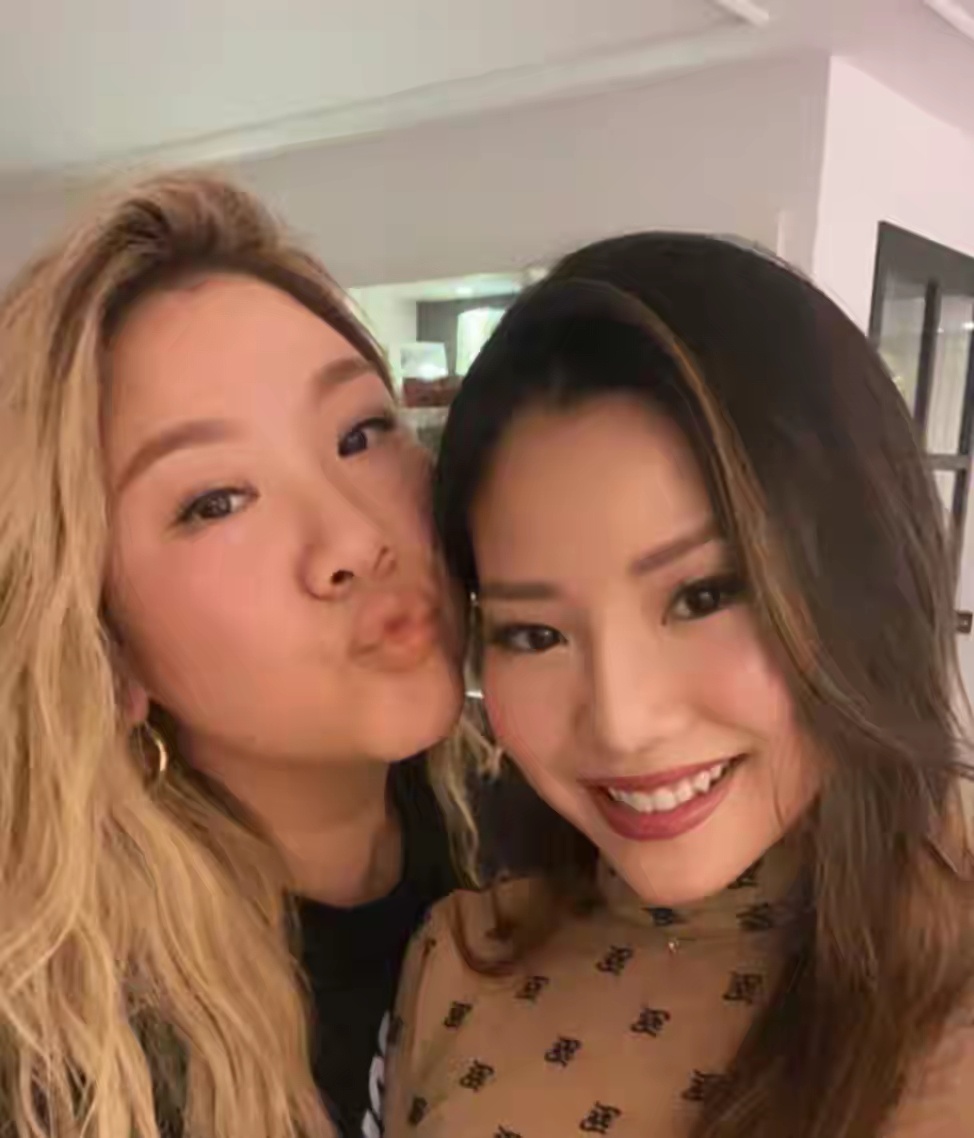 郑少秋33岁小女儿近照曝光，样貌清秀五官神似父亲，专注学术研究 