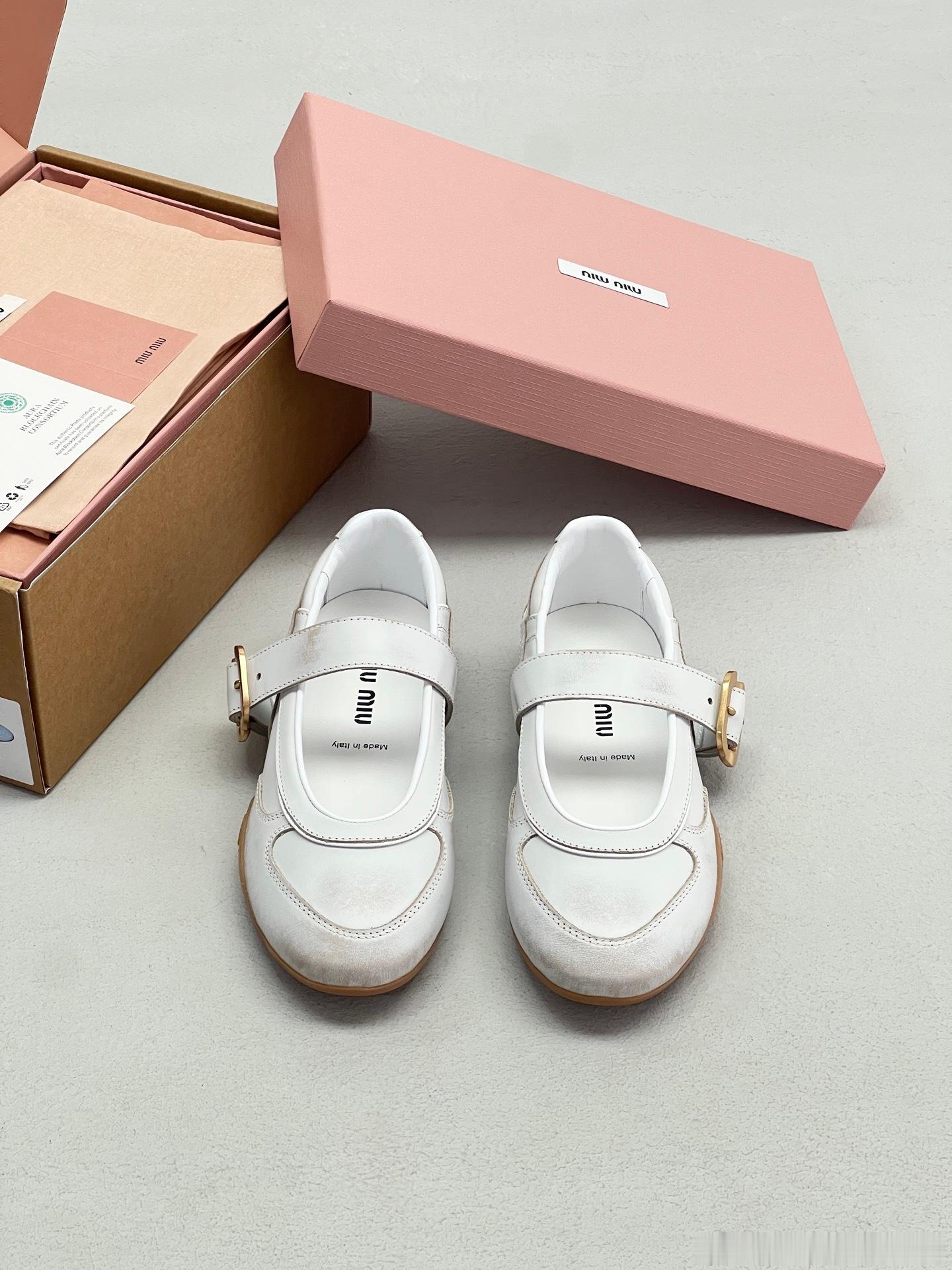 Miu Miu 缪缪做旧复古金属扣玛丽珍单鞋miumiu 缪缪承袭复古少女核心美