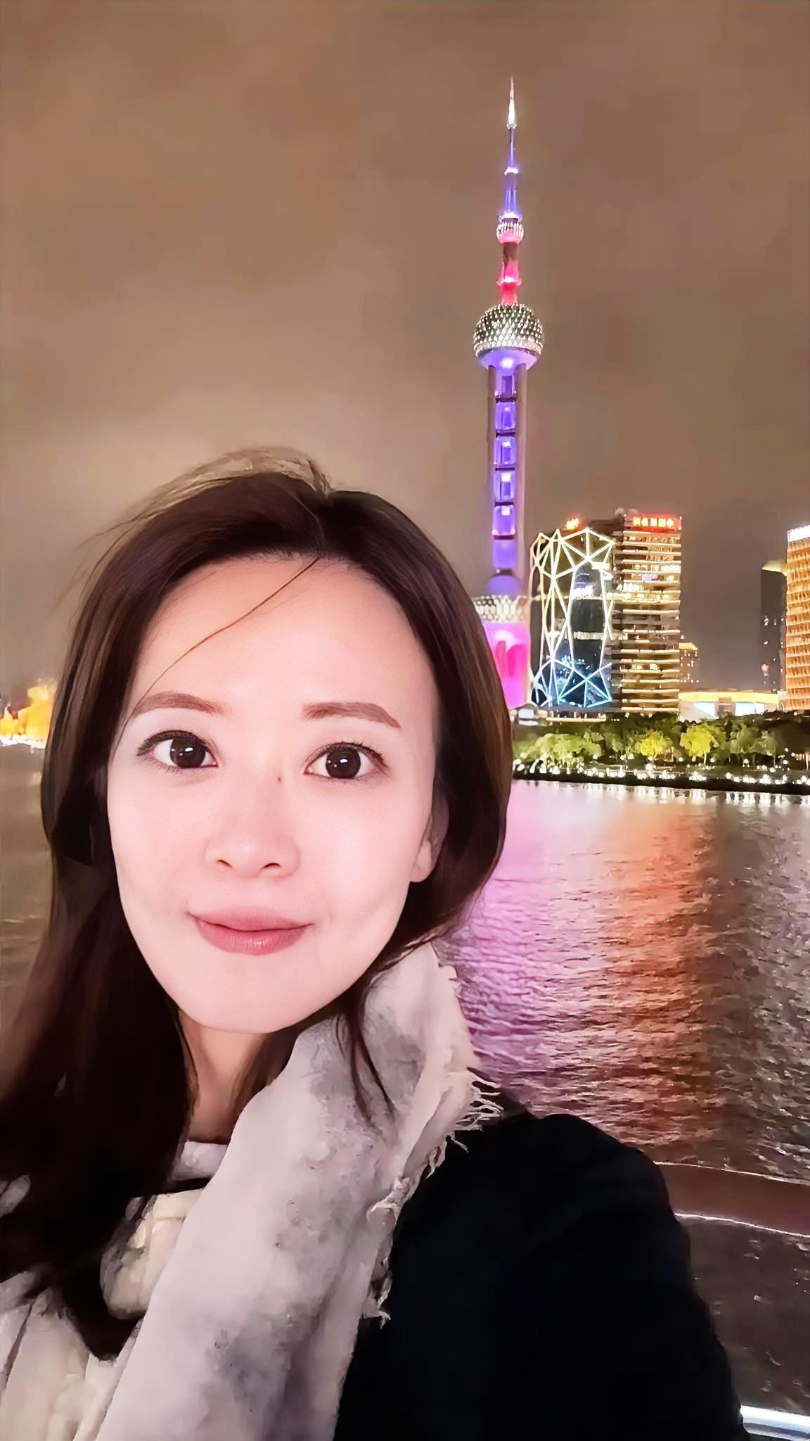 前方高能！东方明珠连夜兼职硬核巨型自拍杆！

4月8日晚，江怡臻随团首杀上海滩。