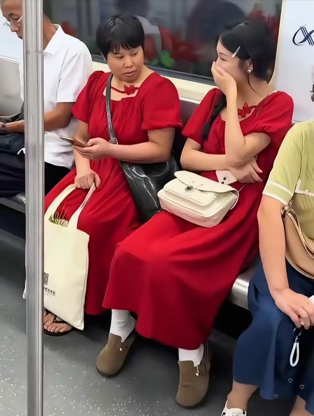 地铁上遇到的，她真的好美，该怎样才能要到她的联系方式？