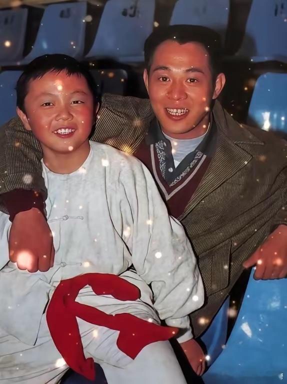 李连杰时隔33年与谢苗再次同框合影，他配文道：“一眨眼，儿子就长大了。” 