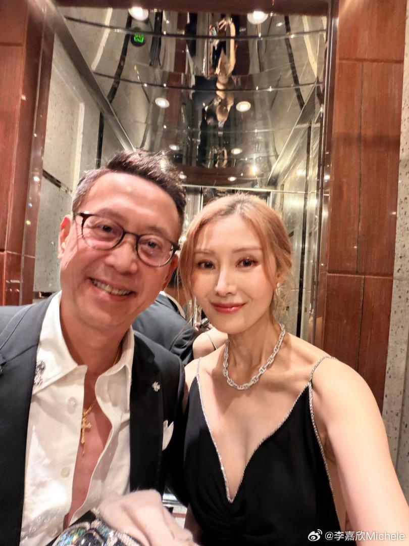 这是李嘉欣吗？真的没太认出来李嘉欣街拍 李嘉欣穿搭风格 
两夫妻还是这么恩爱！她