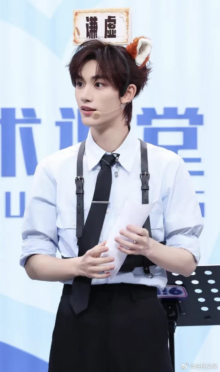 何炅以为周柯宇比丁程鑫大你好星期六 何老师问丁程鑫周柯宇是不是比你大，小丁说“他