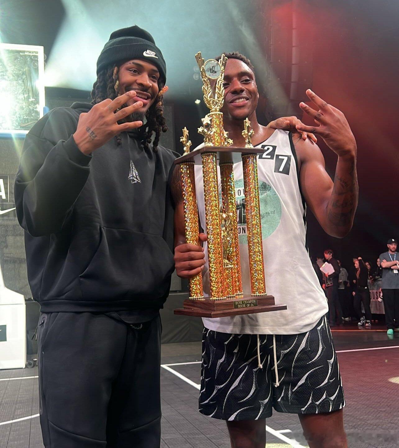 莫兰特和扣篮冠军合影。莫兰特新赛季篮不住