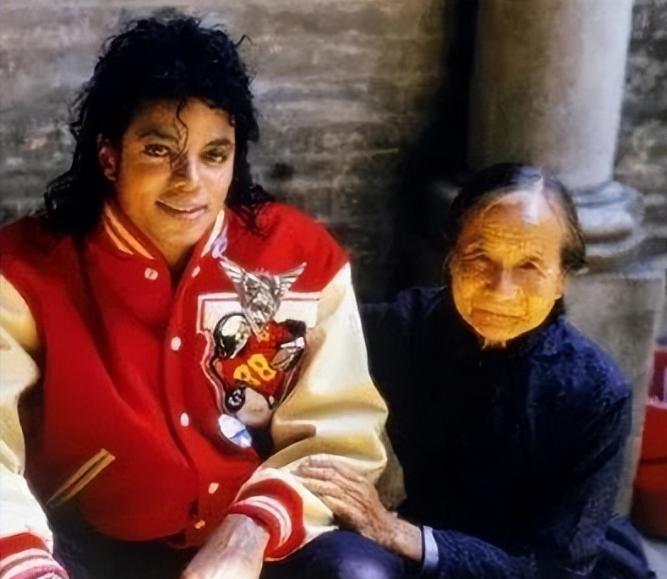 1987年，迈克尔·杰克逊去广东中山农村游玩，他看到一个老奶奶家徒四壁，就去跟她