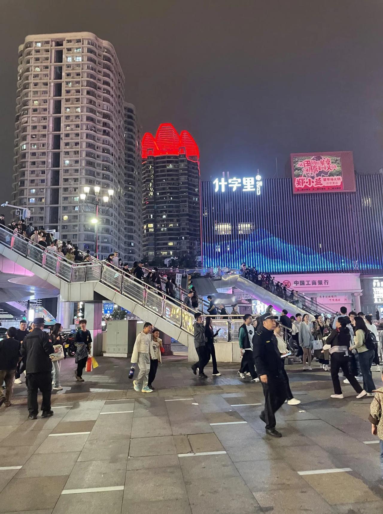 大美重庆
        ——南木子
大美重庆解放碑，
假期游客夜成堆。
繁华都