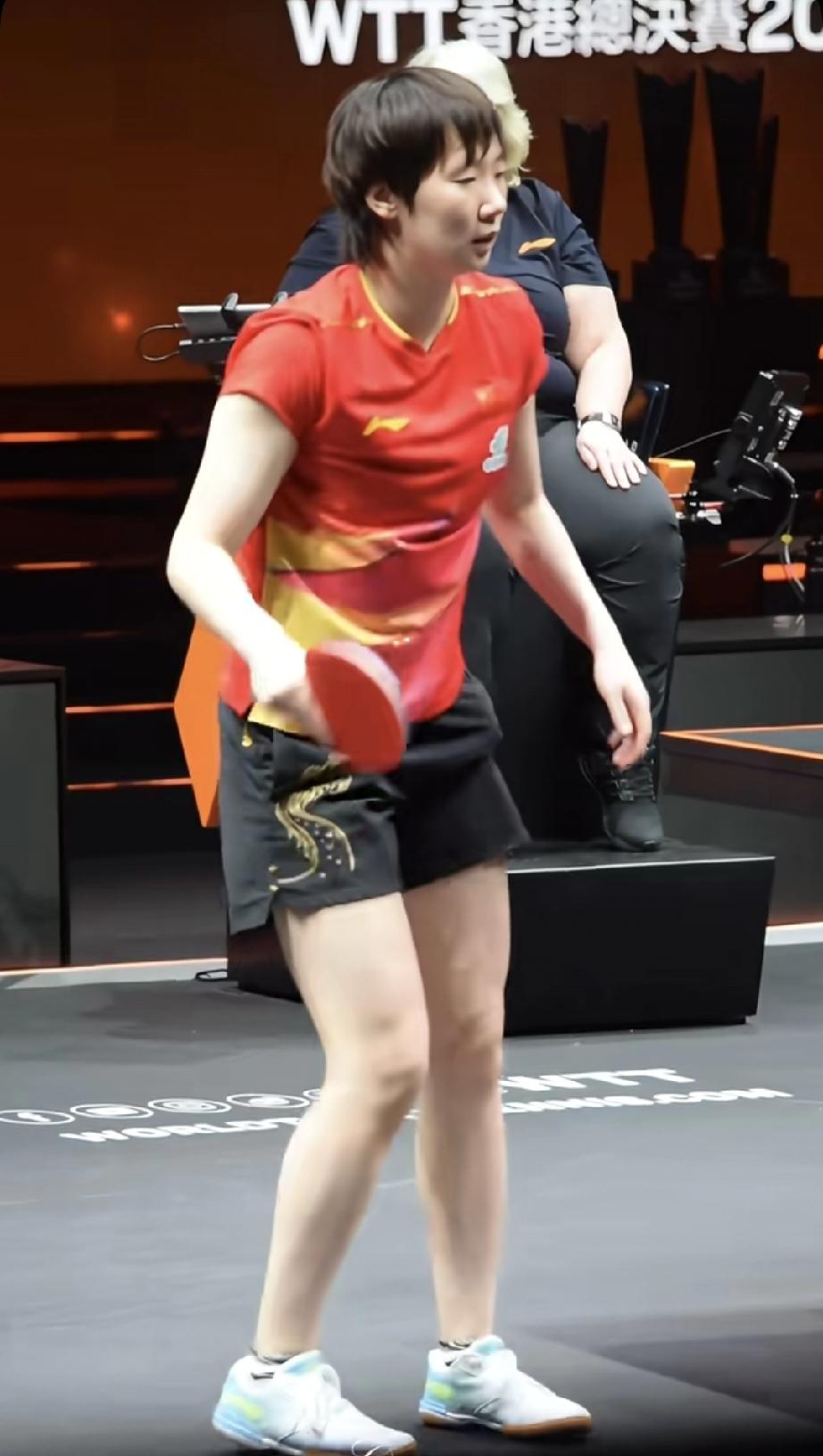 比赛期间觉得脚脖子痒，停下来调整的王曼昱！
原来乒乓球运动员场上比赛电光火石之间