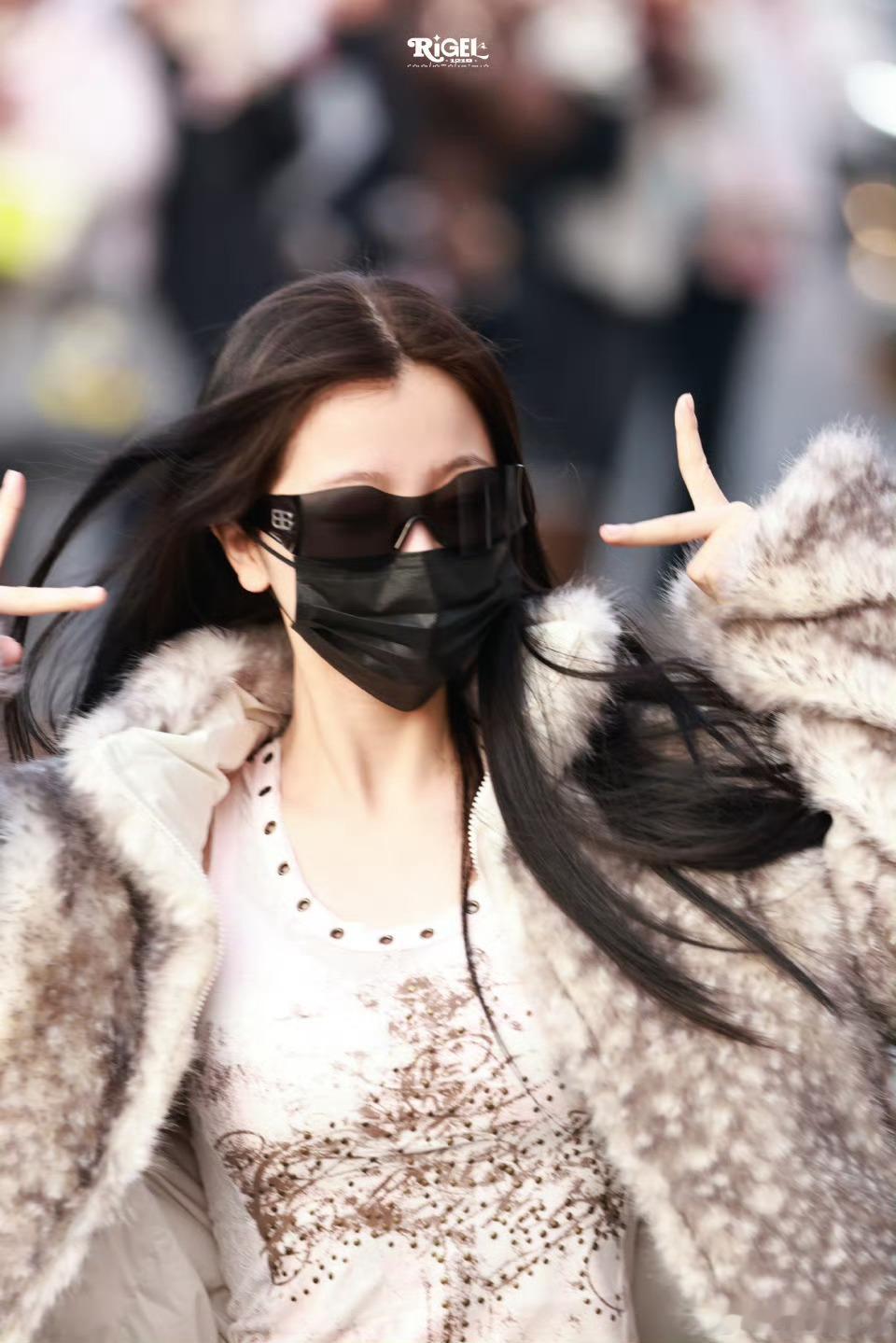 虞书欣﻿云初令欣欣是不是拖了一卡车衣服去了横店