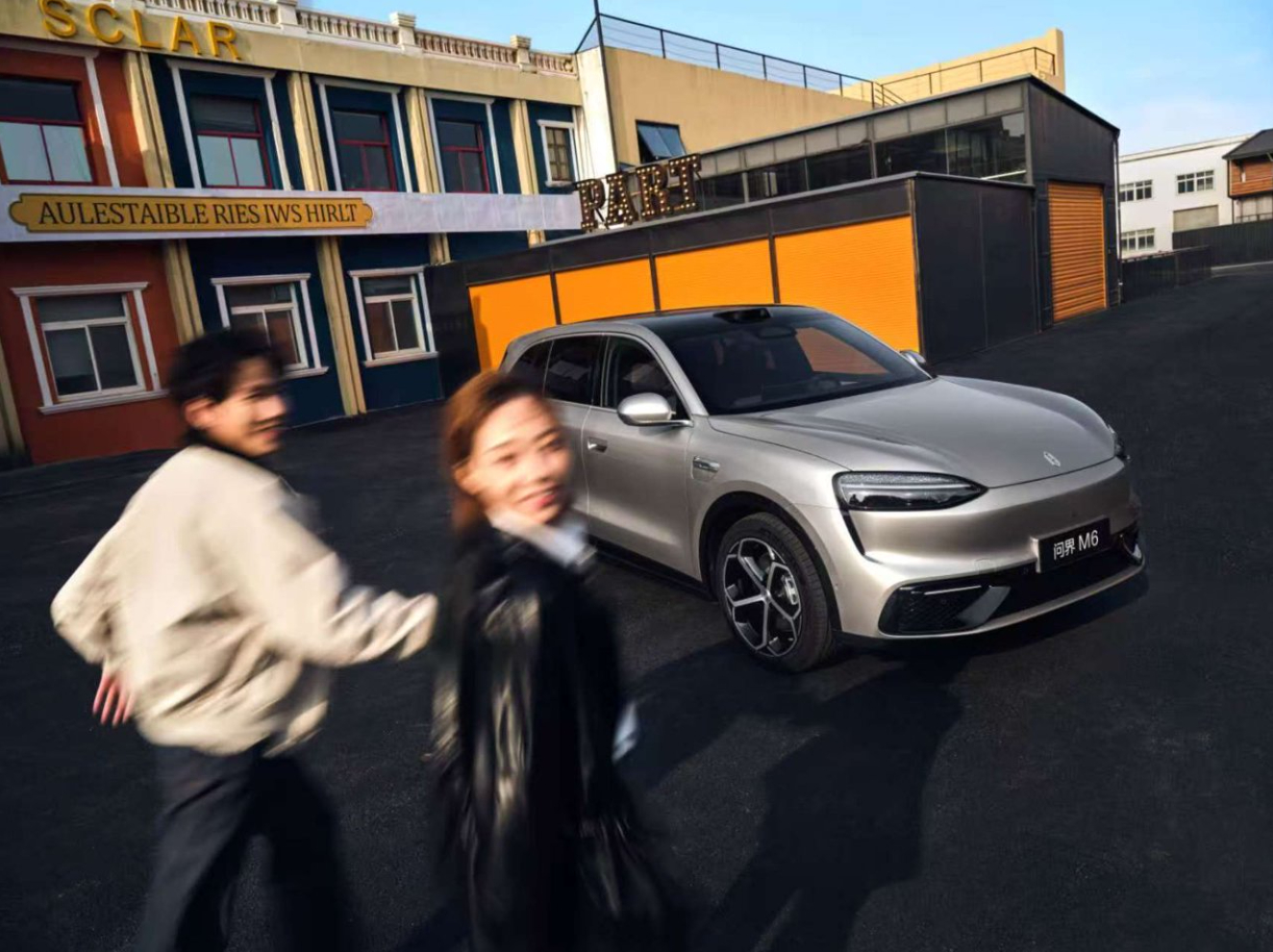 一到周末就闲不住，总爱往周边的山野、古镇跑，选车既要长途开着不累，又要能应对各种