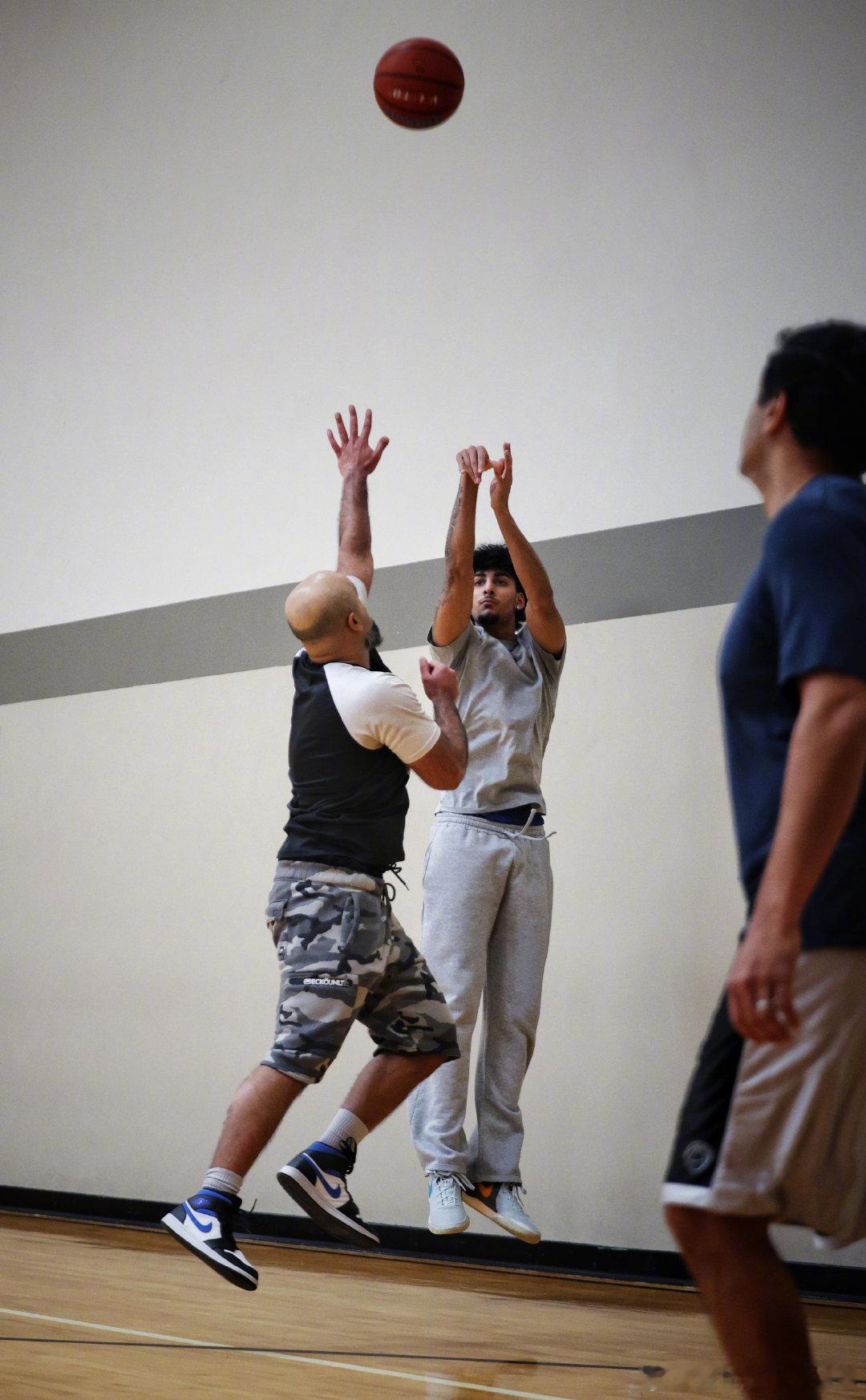 你认识的人里谁投篮姿势最漂亮？   cr：SOLE_履程 