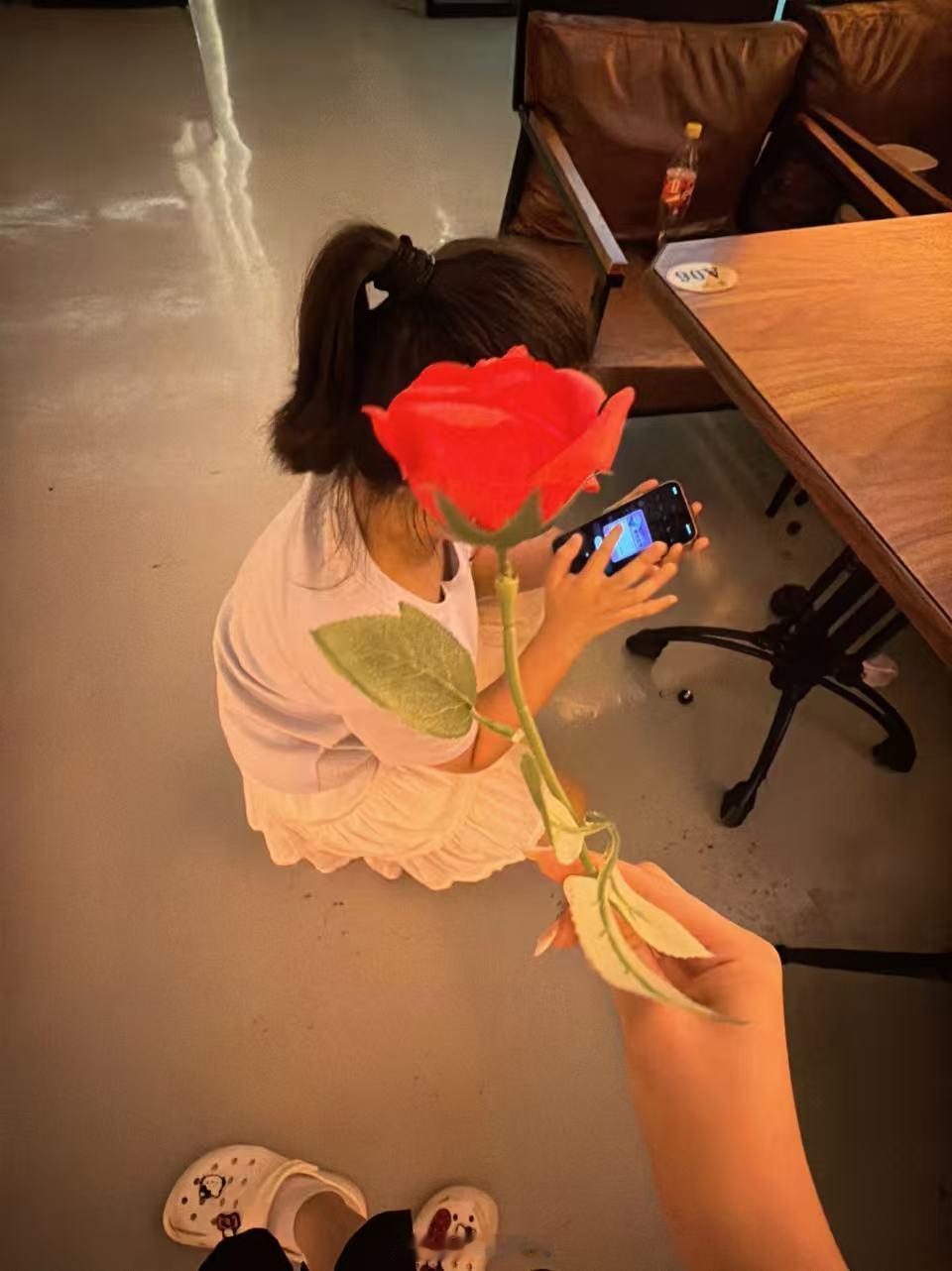 女儿第一学期转学回青岛，就赶上秋假，算起来这是她第一次正经在青岛过秋天，之前跟着