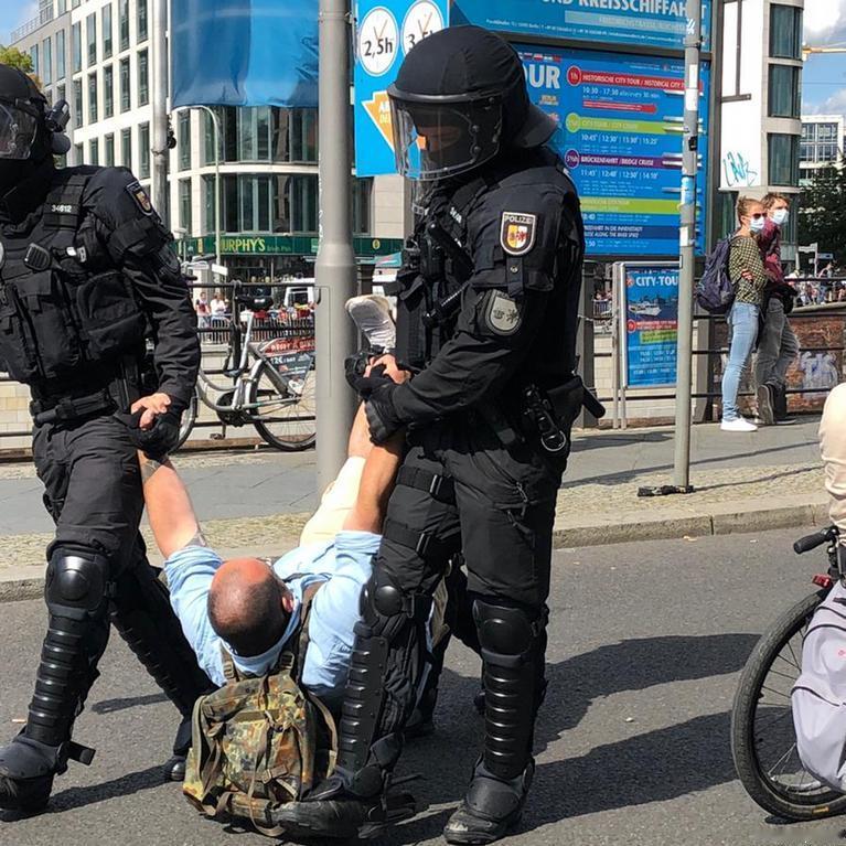 据德国媒体警方报道，14时15分，一场看似普通的剐蹭，最后竟闹到电击枪都被抬了出