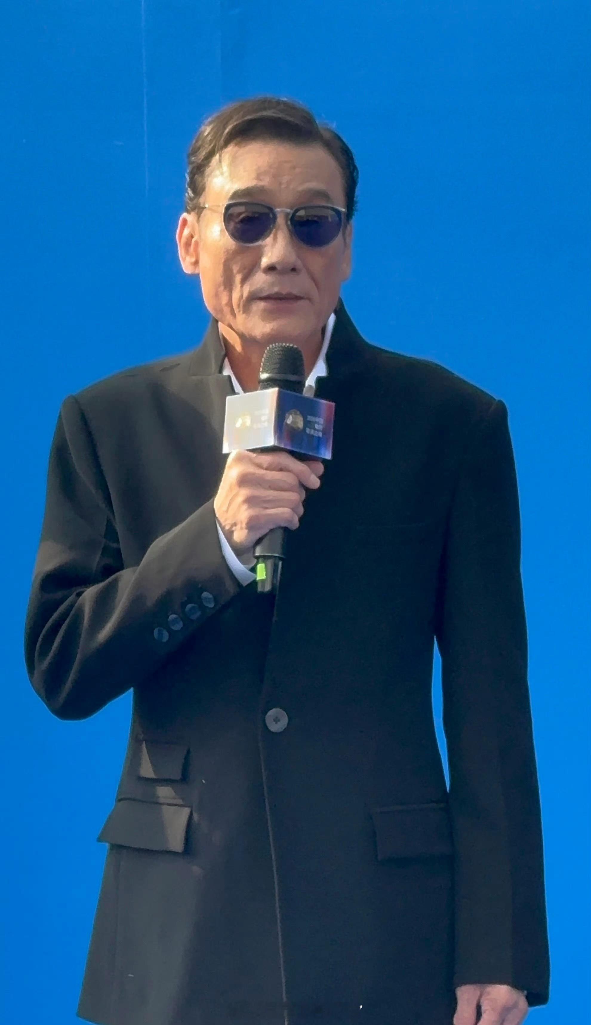 梁家辉亮相2026中国电影导演之夜红毯，即将成为历史首位大陆、香港导协双影帝的男