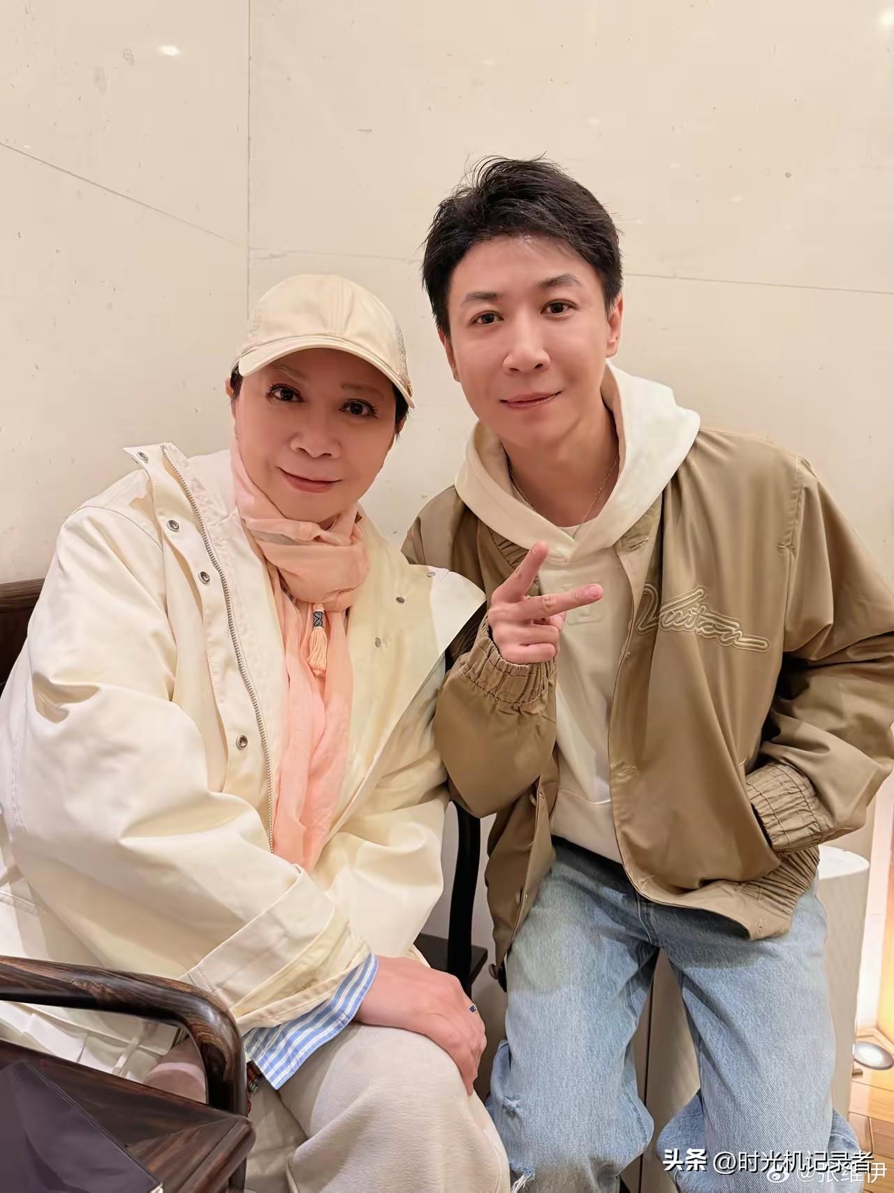 张维伊说自己长得像蔡明，确实这两人都长得不自然，张维伊是自然的，蔡明年纪大肯定拉